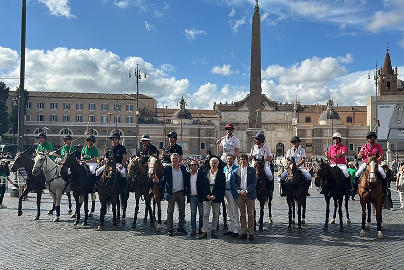 Italia Polo Challenge, i cavalli sfilano nel centro di Roma