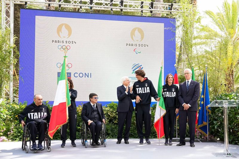 Mattarella consegna la bandiera: “A Parigi 2024 onorerete l’Italia”