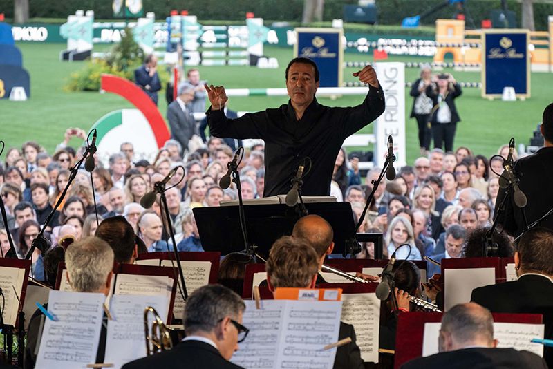Piazza di Siena al via con la musica del maestro Casellati nel tradizionale concerto d'apertura 