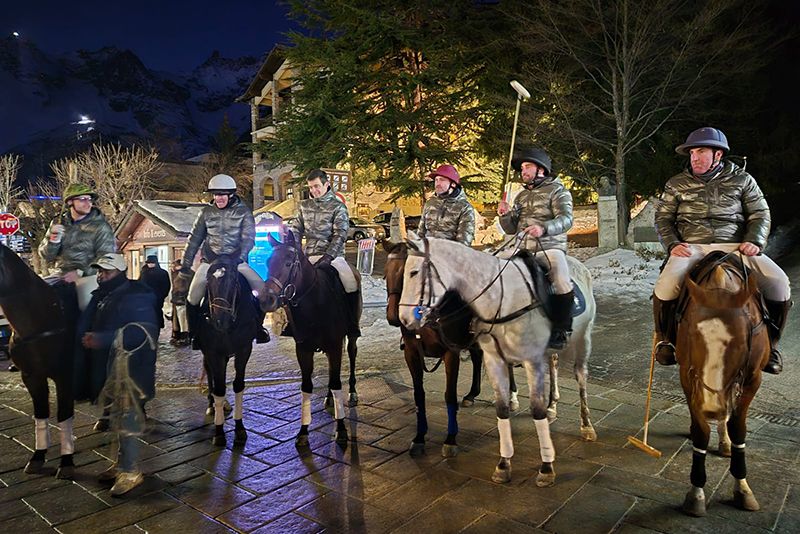 Italia Polo Challenge, scendono in campo i big, due azzurri con la maglia bianca di Courmayeur