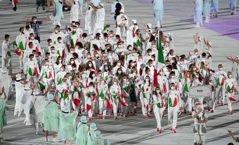 Si alza il sipario sui Giochi. Il Tricolore sventola tra le mani di Jessica Rossi ed Elia Viviani