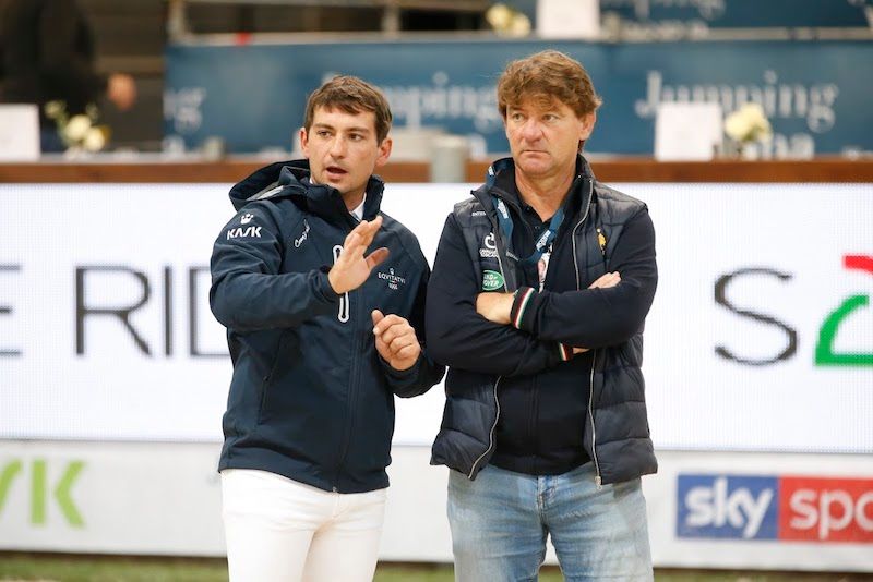A piccoli passi verso la normalità: Marco Porro in visita nelle scuderie degli azzurri