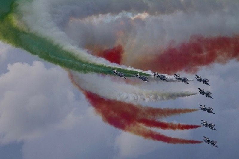 Il Tricolore della Pattuglia Acrobatica Nazionale su Piazza di Siena